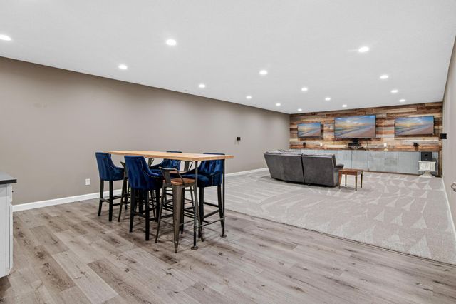9189 Plymouth Road, Woodbury, MN 55129