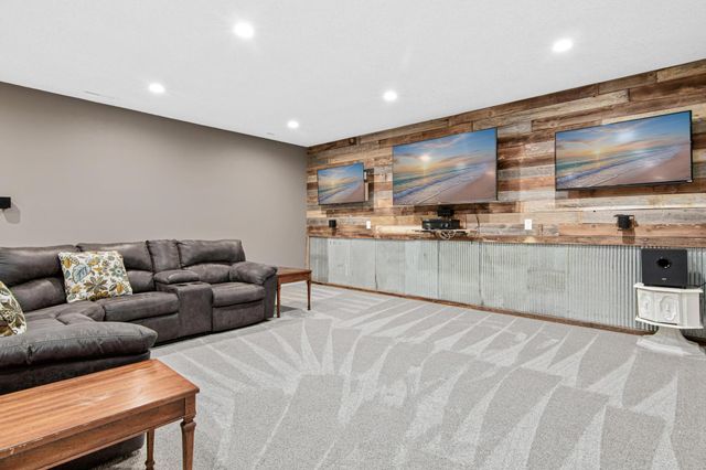 9189 Plymouth Road, Woodbury, MN 55129