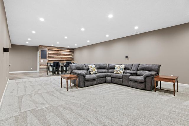9189 Plymouth Road, Woodbury, MN 55129