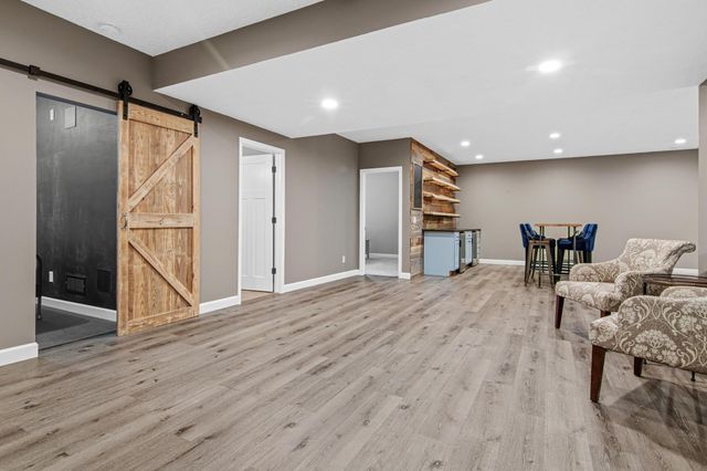 9189 Plymouth Road, Woodbury, MN 55129