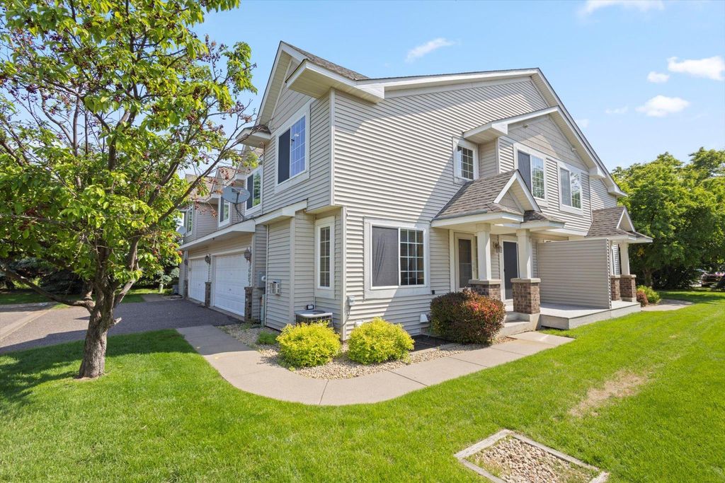 1663 County Road D E, Maplewood, MN 55109