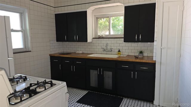 1332 Fort Park Boulevard, Lincoln Park, MI 48146