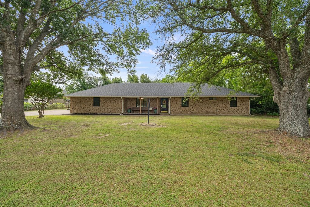 228 Kings Creek Drive, Terrell, TX 75161