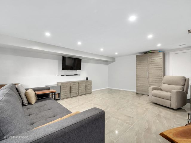 325 W Park Avenue, Wheaton, IL 60189