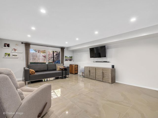 325 W Park Avenue, Wheaton, IL 60189