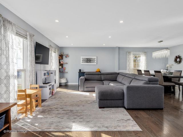 325 W Park Avenue, Wheaton, IL 60189