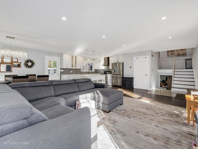 325 W Park Avenue, Wheaton, IL 60189