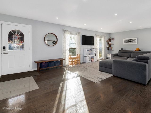 325 W Park Avenue, Wheaton, IL 60189