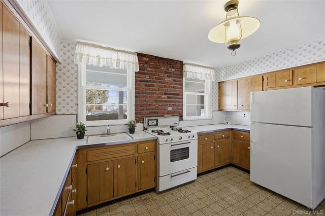 79 Appletree Lane, Roslyn Heights, NY 11577