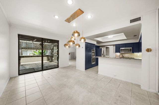 11 Litchfield Lane, Houston, TX 77024