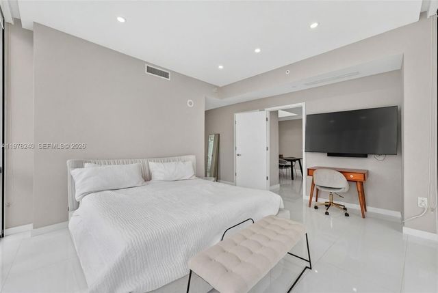 851 NE 1st Ave 1101, Miami, FL 33132