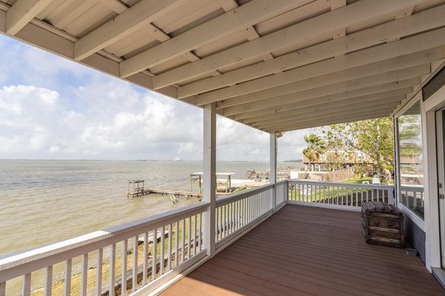 2830 Bay Oaks Harbor Drive, Baytown, TX 77523