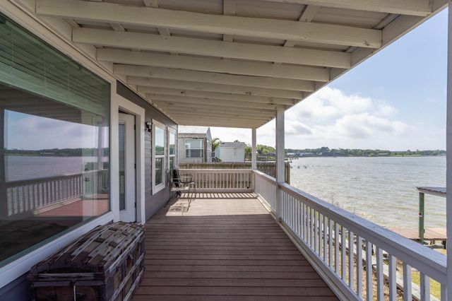 2830 Bay Oaks Harbor Drive, Baytown, TX 77523
