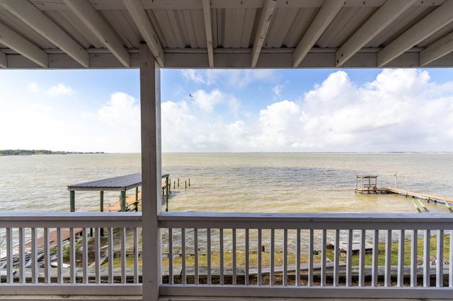 2830 Bay Oaks Harbor Drive, Baytown, TX 77523