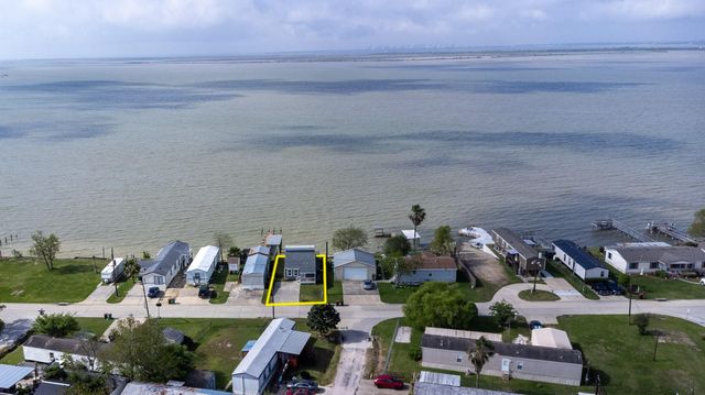 2830 Bay Oaks Harbor Drive, Baytown, TX 77523