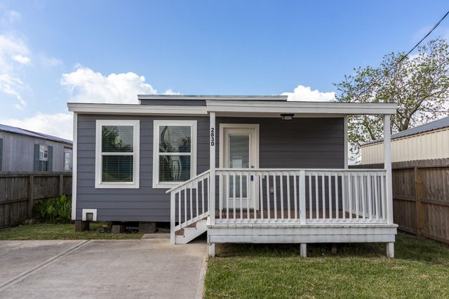 2830 Bay Oaks Harbor Drive, Baytown, TX 77523