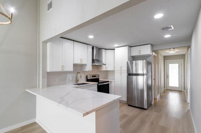 2830 Bay Oaks Harbor Drive, Baytown, TX 77523