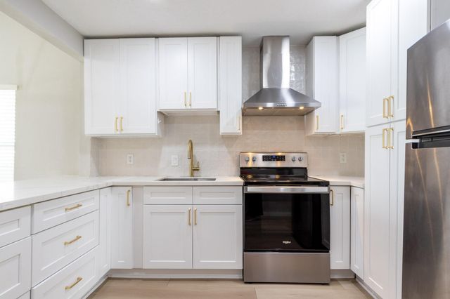 2830 Bay Oaks Harbor Drive, Baytown, TX 77523