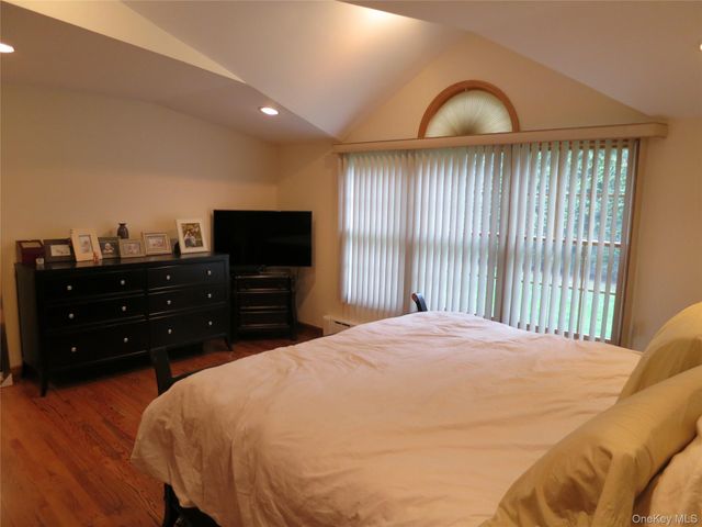 100 Rockywood Road, Manhasset, NY 11030