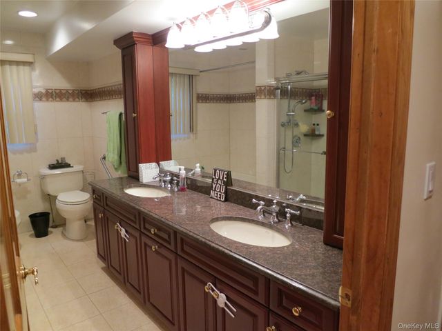 100 Rockywood Road, Manhasset, NY 11030