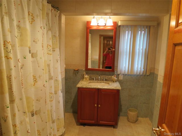 100 Rockywood Road, Manhasset, NY 11030
