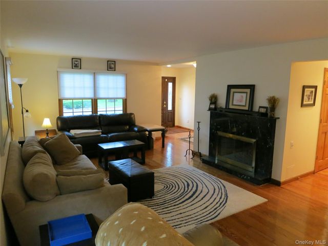 100 Rockywood Road, Manhasset, NY 11030