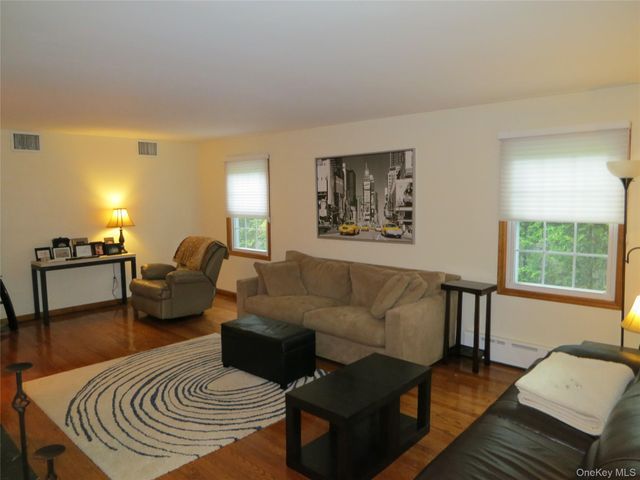 100 Rockywood Road, Manhasset, NY 11030