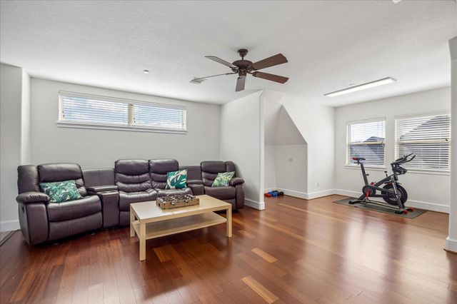 34 Windsor Court, Houston, TX 77055