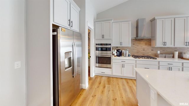 5937 BUTTERFIELD Drive, Bettendorf, IA 52722