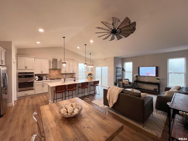 5937 BUTTERFIELD Drive, Bettendorf, IA 52722