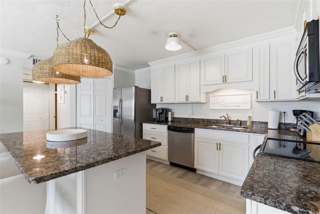 5800 HOLLYWOOD BOULEVARD 214, Sarasota, FL 34231