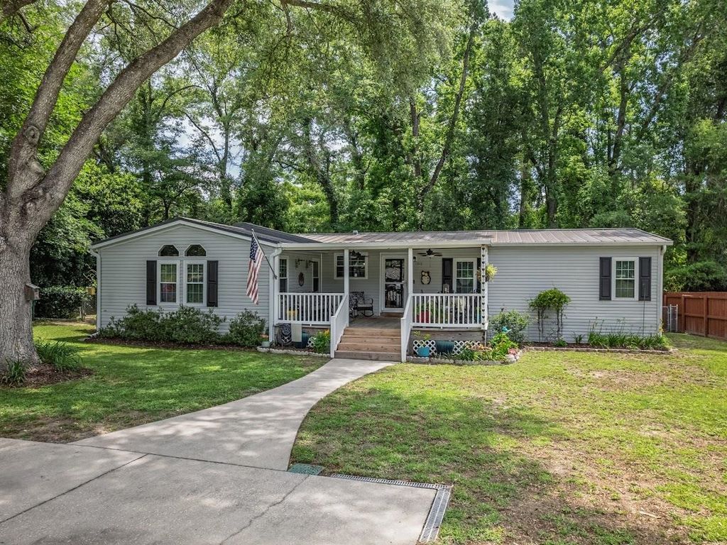 Image 2 of property listing at 1317 Tree Circle, Tallahassee, FL 32304