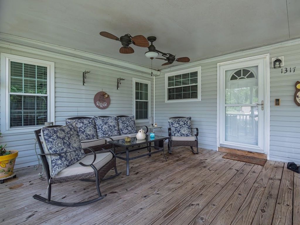Image 5 of property listing at 1317 Tree Circle, Tallahassee, FL 32304