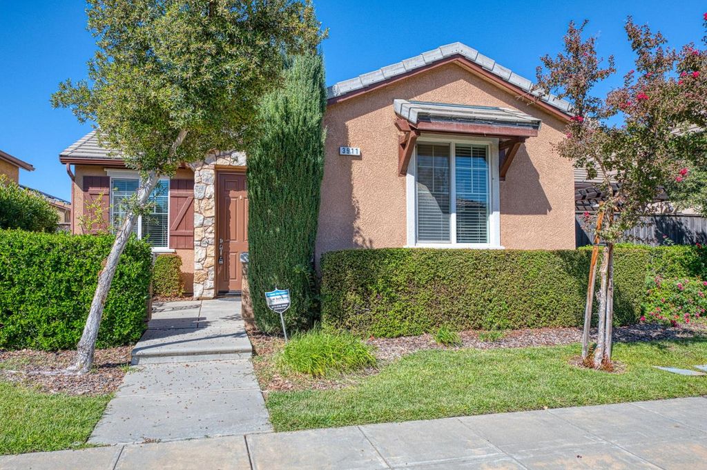 Image 1 of property listing at 3911 Heritage Avenue, Clovis, CA 93619