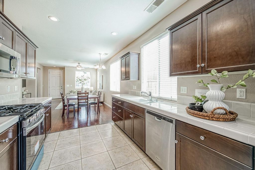 Image 10 of property listing at 3911 Heritage Avenue, Clovis, CA 93619