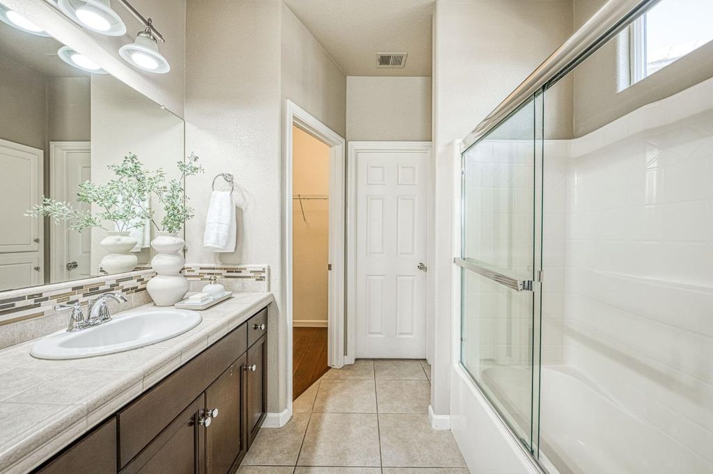 Image 13 of property listing at 3911 Heritage Avenue, Clovis, CA 93619