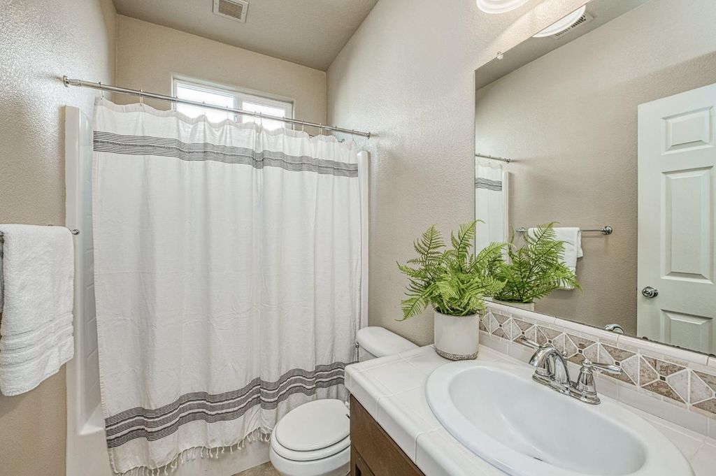 Image 16 of property listing at 3911 Heritage Avenue, Clovis, CA 93619