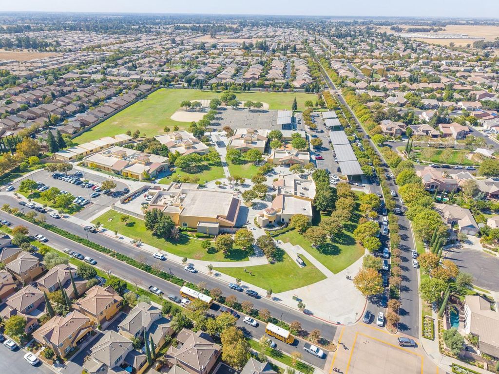 Image 25 of property listing at 3911 Heritage Avenue, Clovis, CA 93619