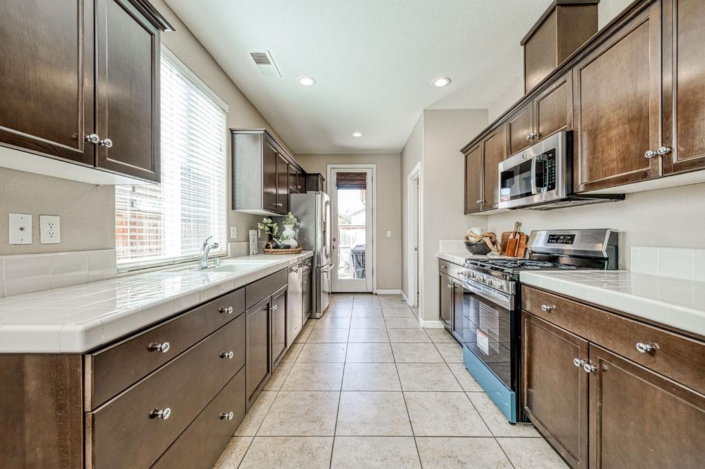 Image 8 of property listing at 3911 Heritage Avenue, Clovis, CA 93619