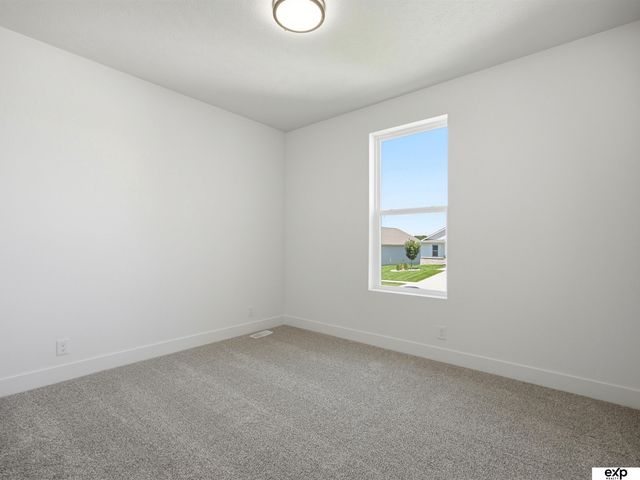 17511 Greenleaf Street, Omaha, NE 68136