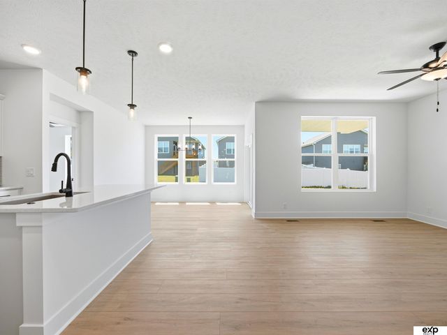 17511 Greenleaf Street, Omaha, NE 68136