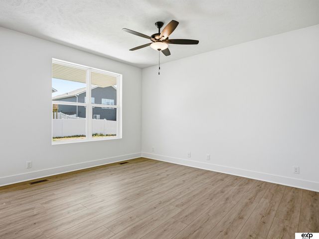 17511 Greenleaf Street, Omaha, NE 68136