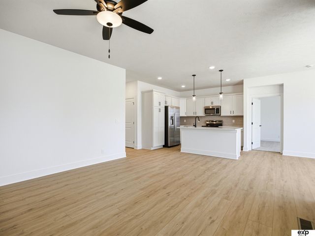 17511 Greenleaf Street, Omaha, NE 68136