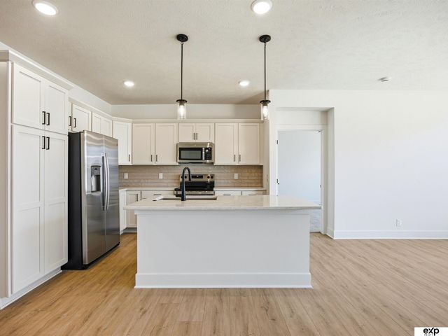 17511 Greenleaf Street, Omaha, NE 68136