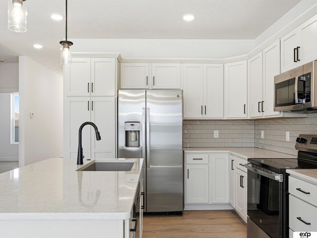 17511 Greenleaf Street, Omaha, NE 68136