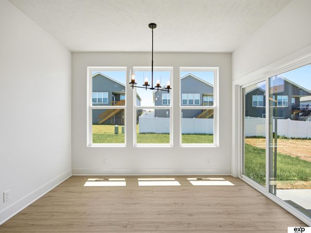 17511 Greenleaf Street, Omaha, NE 68136
