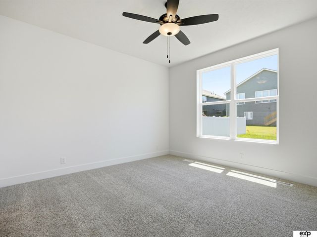 17511 Greenleaf Street, Omaha, NE 68136