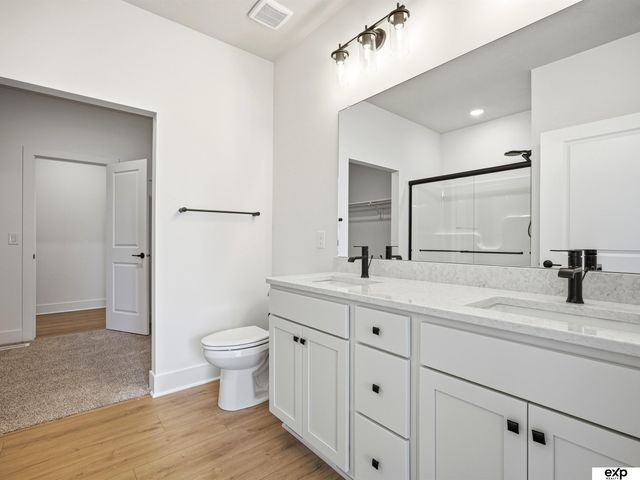 17511 Greenleaf Street, Omaha, NE 68136