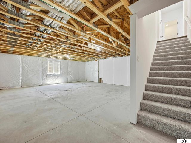 17511 Greenleaf Street, Omaha, NE 68136