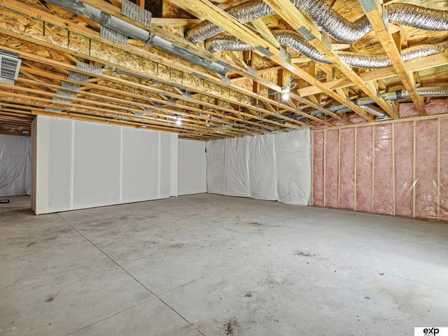 17511 Greenleaf Street, Omaha, NE 68136